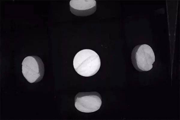 藥片缺陷檢測(cè)方案插圖2 藥片缺陷檢測(cè)方案-機(jī)器視覺_視覺檢測(cè)設(shè)備_3D視覺_缺陷檢測(cè)